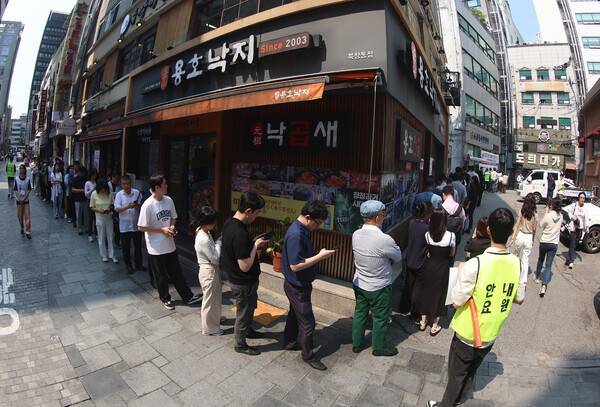 제21대 대통령 선거 사전투표 첫날인 29일 사전 투표소가 설치된 서울 중구 소공동주민센터 근처에 유권자들이 투표를 위해 길게 줄지어 서 있다. 연합뉴스