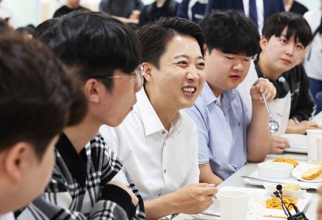 이준석 개혁신당 대통령 후보가 2일 경기도 시흥시 정왕동 한국공학대학교에서 열린 ‘학식먹자 이준석’ 행사에서 학식을 먹으며 학생들과 대화하고 있다. 연합뉴스