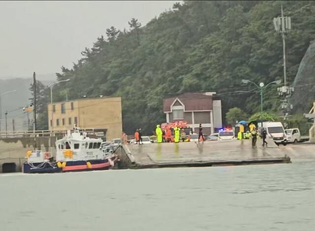 2일 목포해경이 전남 진도항에서 일가족 4명이 탄 승용차가 해상에 추락한 것과 관련해 수색 작업을 하고 있다. 목포해경 제공