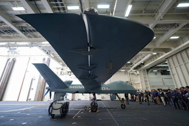 대한민국 해군 독도함에 대기 중인 고정익 무인기 '모하비'. 포항=뉴스1