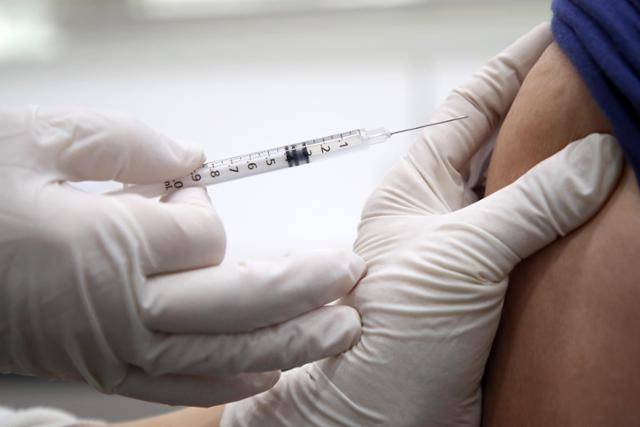 3월 21일 서울 용산구 내과의원에서 한 시민이 코로나19 백신을 접종받고 있다. 뉴시스