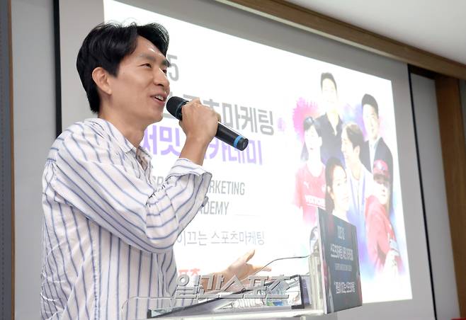 '일간스포츠(IS) 스포츠 마케팅 써밋 아카데미(Sports Marketing Summit Academy·SMSA)'가 28일 오후 서울 중구 KG타워에서 열렸다. 스피드스케이팅 이승훈 선수가 '쇼트트랙부터 스피드스케이팅까지 빙상 레전드 스토리''를 얘기 하고있다. 올해로 3회째를 맞는 SMSA는 매주 스포츠마케팅 최고전문가들과 화려한 셀럽 라인업을 강단으로 구성, 6월 18일까지 (매주 수요일) KG타워 13층 대회의실(서울 중구 통일로 92)에서 진행된다. 정시종 기자 capa@edaily.co.kr /2025.05.28.
