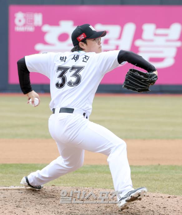 12일 오후 수원 KT위즈파크에서 열린 SSG와 KT의 프로야구 시범경기. KT 투수 박세진이 8회 등판 역투하고있다. 수원=정시종 기자 capa@edaily.co.kr /2024.03.12.