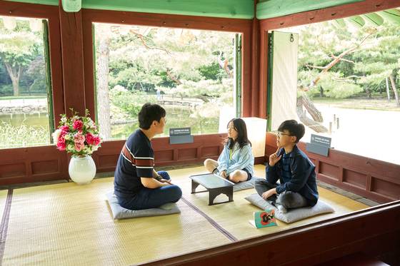 망묘루에서 열리는 ‘삼가 모시는 공간, 종묘’ 특별전을 기획한 이충선(왼쪽) 학예연구사를 인터뷰하는 이현우(오른쪽)·황지유 학생기자.
