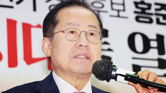 국민의힘 대선 후보 2차 경선에서 탈락한 홍준표 후보가 지난 4월 29일 서울 여의도 대하빌딩 선거 캠프 사무실에서 정계 은퇴 관련 기자회견을 하고 있다. 연합뉴스