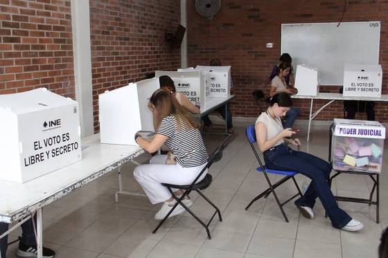 1일(현지시간) 멕시코 베라크루스의 한 투표소에서 연방판사를 선출하는 특별선거 투표가 치러지고 있다. EPA=연합뉴스