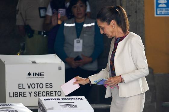 1일 클라우디아 셰인바움 멕시코 대통령이 멕시코시티의 한 투표소에서 투표하고 있다. 로이터=연합뉴스