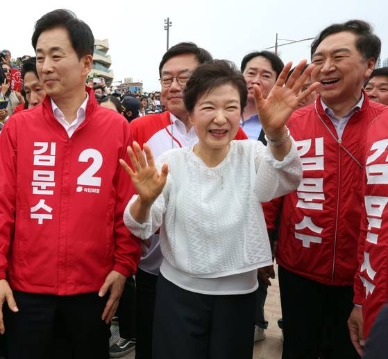 박근혜 전 대통령이 2일 오후 울산 중구 태화강 국가정원을 방문해 시민들에게 인사하고 있다. 연합뉴스