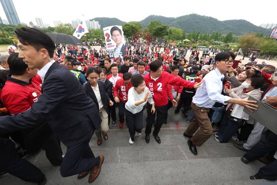 박근혜 전 대통령이 2일 오후 울산 중구 태화강 국가정원을 방문해 시민들에게 인사하고 있다. 연합뉴스