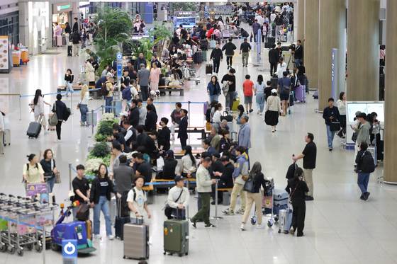 지난달 6일 인천국제공항 1터미널 도착층이 여행객들로 붐비고 있다. 뉴시스