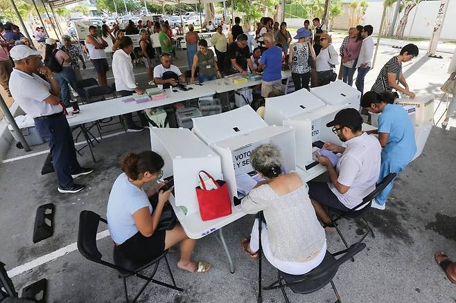 지난 1일(현지시간) 멕시코 칸쿤의 한 투표소에서 사법 선거에 투표하고 있는 국민들. 멕시코는 이날 판사를 선출하는 전례 없는 선거를 시작했다. /사진=EPA
