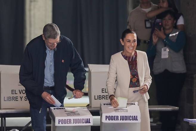 클라우디아 셰인바움 멕시코 대통령이 멕시코의 수도 멕시코시티에서 연방 사법부 구성원을 직접 선출하는 사법 선거에 투표하고 있다. /사진=XINHUA