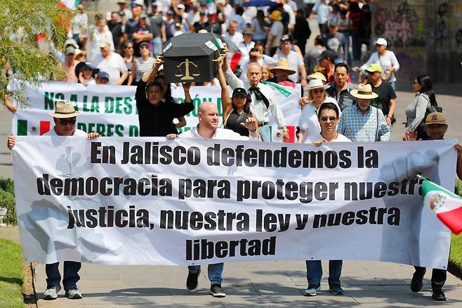 지난 1일(현지시간) 멕시코 과달라하라에서 사법 선거에 반대하는 시위를 벌이고 있는 사람들. /사진=EPA