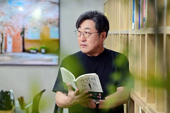 김익한 교수는 편안한 자세로 눈을 움직이며 전체 내용을 인지하는 자신만의 독서법을 활용하면 10개월 동안 100권 읽기가 가능하다고 했다.