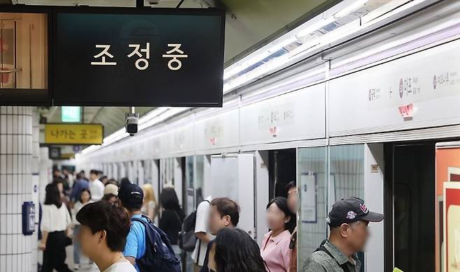 지난 5월 31일 오전 8시 47분쯤 서울 지하철 5호선 여의나루역~마포역 사이 지하철에서 방화 추정 화재가 발생해 5호선 운행이 일시 중단됐다. 연합뉴스