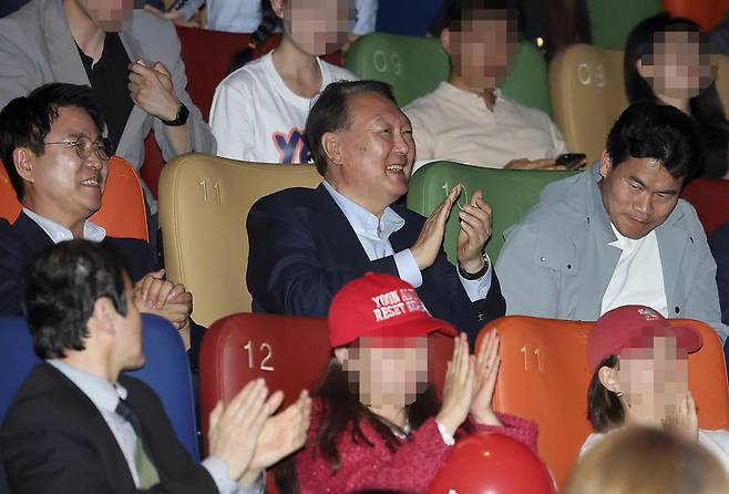 윤석열 전 대통령이 지난달 21일 오전 서울 메가박스 동대문에서 영화 ‘부정선거, 신의 작품인가’ 관람을 마치며 박수를 치고 있다. 왼쪽부터 이영돈PD, 윤 전 대통령, 전한길 전 역사강사. 사진공동취재단