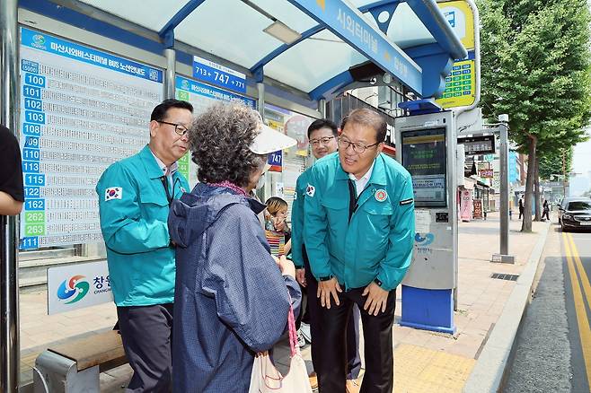 장금용 창원시장 권한대행이 버스정류소에서 시민과 대화하고 있다. 창원시 제공
