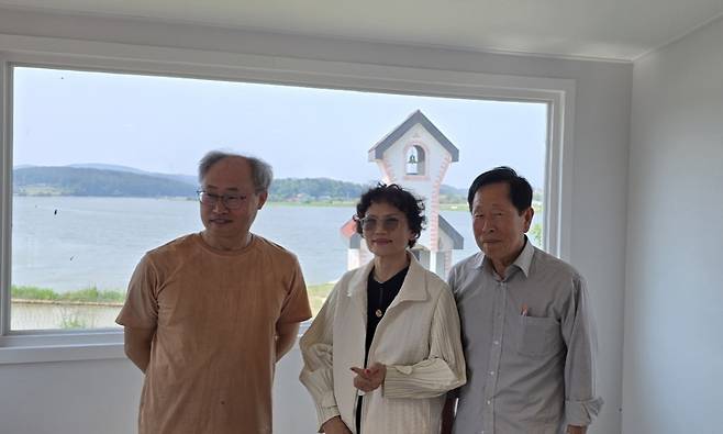 김태헌 목사, 조영자 권사, 이의신 장로(왼쪽부터).