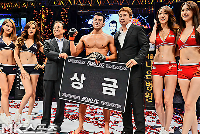 강경호가 2012년 6월 강원특별자치도 원주치악체육관에서 초대 로드FC 밴텀급 챔피언 결정 토너먼트 우승 기념 촬영을 하고 있다. 오른쪽은 대한MMA총협회 정문홍 회장. 사진=MK스포츠DB