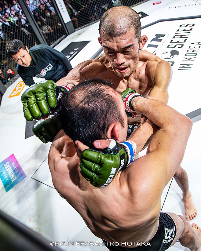 제10대 슈토 밴텀급 챔피언 사토 쇼코가 2025년 5월 인천광역시 파라다이스시티 라이진 월드시리즈 코리아 제10경기 코-메인이벤트에서 초대 ONE 밴텀급 챔피언 김수철을 공격하고 있다. 사토는 종합격투기 메이저대회 13번째 출전이다. 사진=RIZIN FF