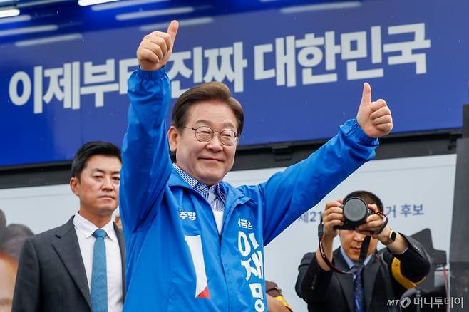 이재명 더불어민주당 대통령 후보가 제21대 대통령선거를 하루 앞둔 2일 오전 서울 강북구 북서울꿈의숲 서문광장에서 유세를 마친 뒤 엄지 손가락을 치켜들고 있다. 2025.6.2/사진=뉴스1