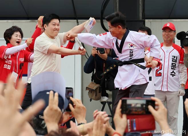 김문수 국민의힘 대통령 후보가 2일 오후 대전 동구 대전역 서광장에서 열린 유세에서 시민들에게 지지를 호소하고 있다. (공동취재) 2025.6.2/뉴스1 Copyright (C) 뉴스1. All rights reserved. 무단 전재 및 재배포, AI학습 이용 금지.