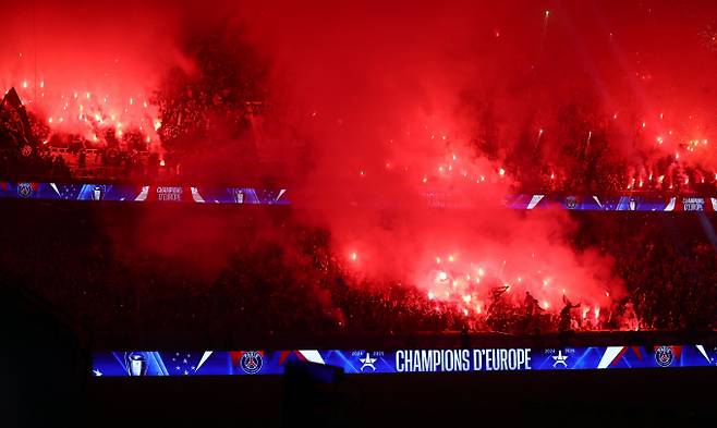 프랑스 프로축구팀 파리 생제르맹(PSG)이 유럽프로팀 챔피언스 리그에서 우승한 후 프랑스 전역에서 열린 축하행사에서 사건, 사고가 발생했다. 사진은 지난 1일(현지시각) 프랑스 파리에서 PSG 우승 축하 행사 중인 축구 팬들의 모습. /사진=로이터