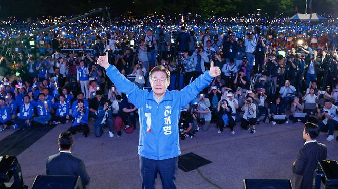 이재명 더불어민주당 대통령 후보는 2일 마지막 유세를 서울 여의도광장에서 마무리했다. 사진은 이재명 더불어민주당 대통령 후보가 제21대 대통령선거를 하루 앞둔 2일 오후 서울 영등포구 여의도공원에서 열린 마지막 유세에서 엄지 손가락을 치켜들고 있는 모습. /사진=뉴스1