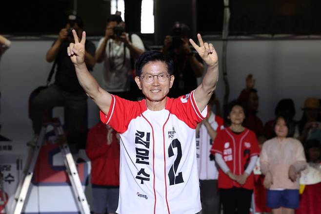 김문수 국민의힘 대통령 후보는 2일 제주에서 시작해 부산·대구·대전을 거쳐 서울시청 광장에서 마지막 유세를 마무리했다.사진은 김문수 국민의힘 대통령 후보가 2일 서울 중구 서울시청 광장에서 열린 파이널유세에서 지지호소를 하고 있는 모습. /사진=뉴시스