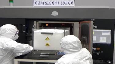 국방부 관계자들이 3D프린팅으로 자체 제작하는 모습. 국방부 제공