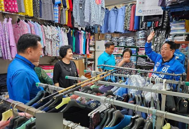 문금주 의원이 2일 장흥 의류매장에서 주민들과 만나 손을 흔들고 있다. 문금주 의원실 제공