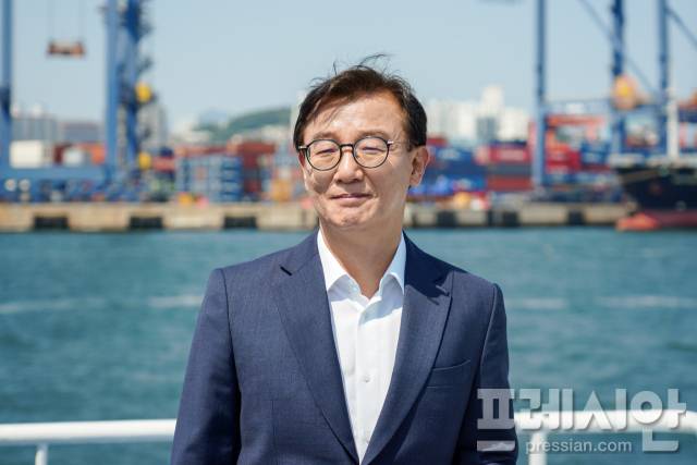▲전재수 더불어민주당 의원이 30일 부산항 인근 해상에서 <프레시안>과 만남을 가졌다.ⓒ프레시안(강지원)