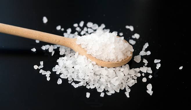 국내 연구진이 짜게 먹으면 장내 미생물이 변화해 뇌종양을 악화시킨다는 사실을 규명했다. 게티이미지뱅크