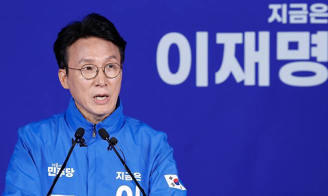 (서울=뉴스1) 안은나 기자 = 김민석 더불어민주당 상임공동선대위원장이 27일 서울 여의도 중앙당사에서 이낙연 새미래민주당 상임고문과 김문수 국민의힘 대통령 후보의 개헌·공동정부 구성 연대 선언을 비판하고 있다. 2025.5.27/뉴스1