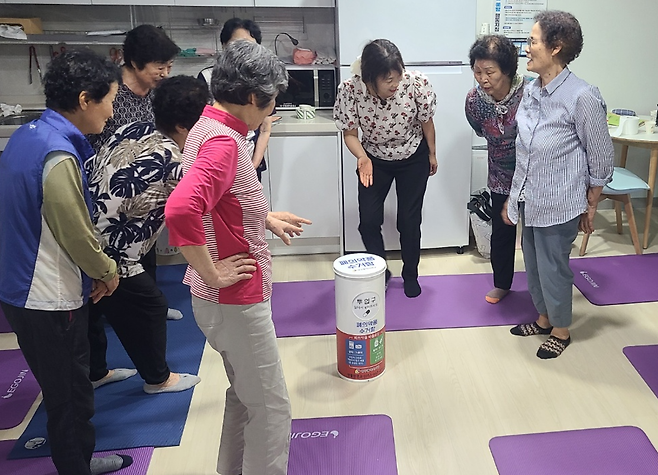 대구 서구 주민들이 폐의약품 수거함을 살펴보고 있다. 대구 서구 제공