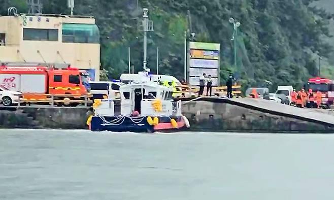 2일 전남 진도군 진도항 인근 해역에서 목포해양경찰서 직원들이 수색 작업을 하고 있다. 목포해양경찰서 제공