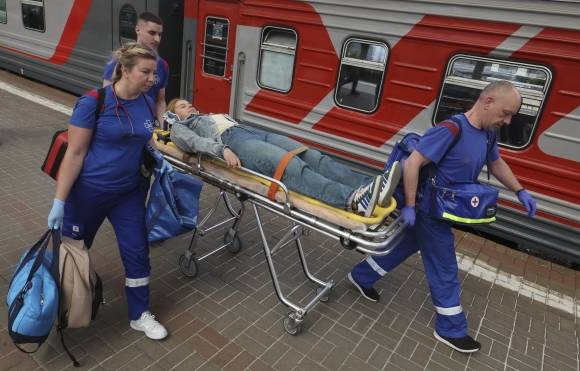 1일(현지시간) 러시아 브랸스크주 비고니치스키 지역에서 교량이 붕괴해 접근하던 열차가 탈선하는 사고가 발생했다. 사진은 이 사고로 다친 승객이 들것에 실려 모스크바에 도착한 모습. 2025.6.1 모스크바 EPA 연합뉴스