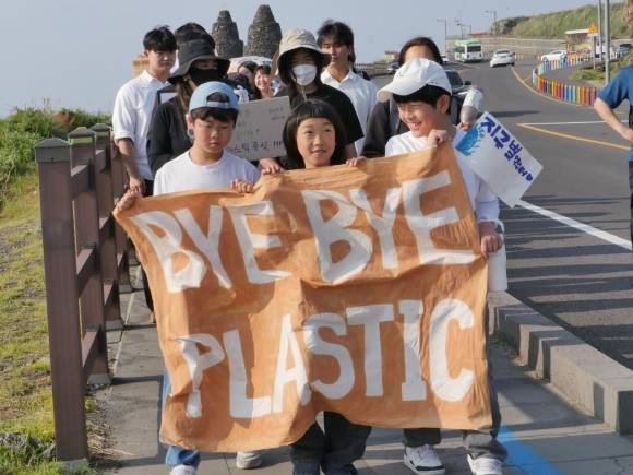 환경운동연합이 제53회 세계 환경의 날을 맞아 1일 제주 어영공원부터 이호테우 해변까지 ‘플라스틱 장례식 행진’을 진행하고 있다. 환경운동연합 제공