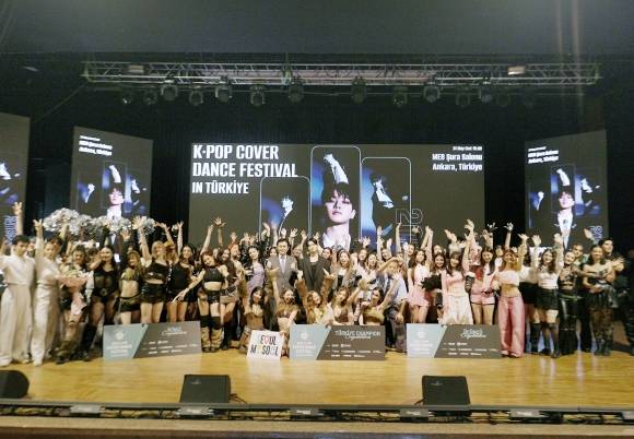 지난달 31일(현지시간) 튀르키예 수도 앙카라의 메브 슈라 공연장에서 열린 ‘2025 K팝 커버댄스 페스티벌 인 튀르키예’에서 참가자들이 모두 모여 기념 촬영을 하고 있다.