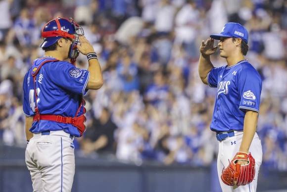 삼성 라이온즈 이호성이 1일 서울 잠실야구장에서 열린 2025 KBO리그 정규시즌 LG 트윈스와의 원정 경기에서 6-4로 승리한 뒤 포수 강민호와 경레 세레머니를 펼치고 있다. 연합뉴스