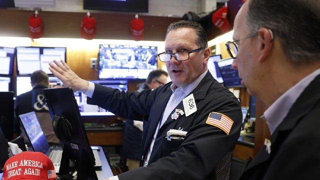 뉴욕증권거래소 트레이더들 옆에 ‘MAGA’ 모자가 놓여 있다. 연합뉴스