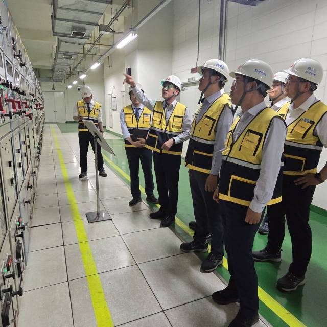 한전 임직원들이 대선을 앞두고 석촌변전소 현장을 점검하고 있다. 사진 제공=한전