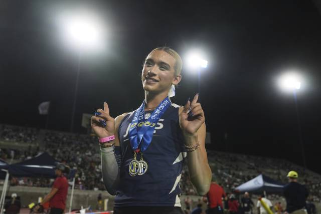 AB 에르난데스가 지난달 31일 미국 프레즈노 인근 고교에서 열린 주 고교 육상대회에서 여자 높이뛰기와 3단 뛰기에서 1위, 멀리뛰기에서 2위를 차지했다. AP 연합뉴스