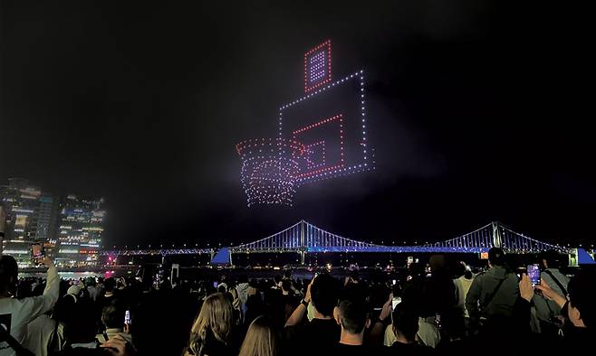 5월17일 부산시 수영구 광안리해수욕장 하늘에 드론쇼가 펼쳐지고 있다. ⓒ시사저널 김동현