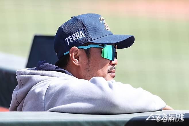 이호준 NC 감독은 1일 창원NC파크에서 열린 ‘2025 신한 SOL Bank KBO 리그’ 한화와 주말 3연전 마지막 경기에서 16-5 대승을 이끌었다. 경기 중반 포수 타석에 대타를 쓰는 과감한 전략으로 승리를 가져왔다. 사진제공|NC 다이노스