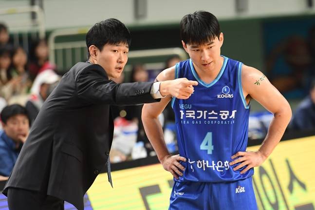한국가스공사 강혁 감독(왼쪽)과 김낙현. /사진=KBL 제공