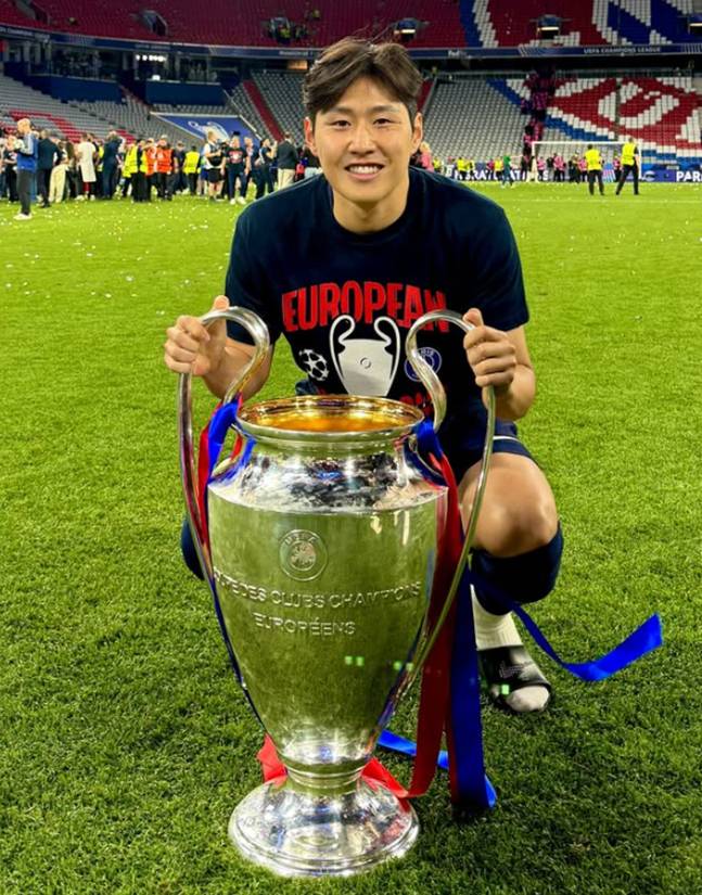 파리 생제르맹(PSG) 이강인이 1일(한국시간) 독일 뮌헨의 알리안츠 아레나에서 2024~2025 유럽축구연맹(UEFA) 챔피언스리그 우승 트로피를 잡고 기념 사진을 촬영하고 있다. /사진=이강인 SNS 캡처