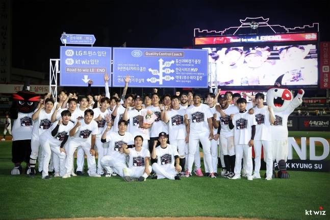 KT 선수단이 1일 수원 KIA전 종료 후 열린 박경수 은퇴식에서 단체사진을 찍고 있다. /사진=KT 위즈 제공
