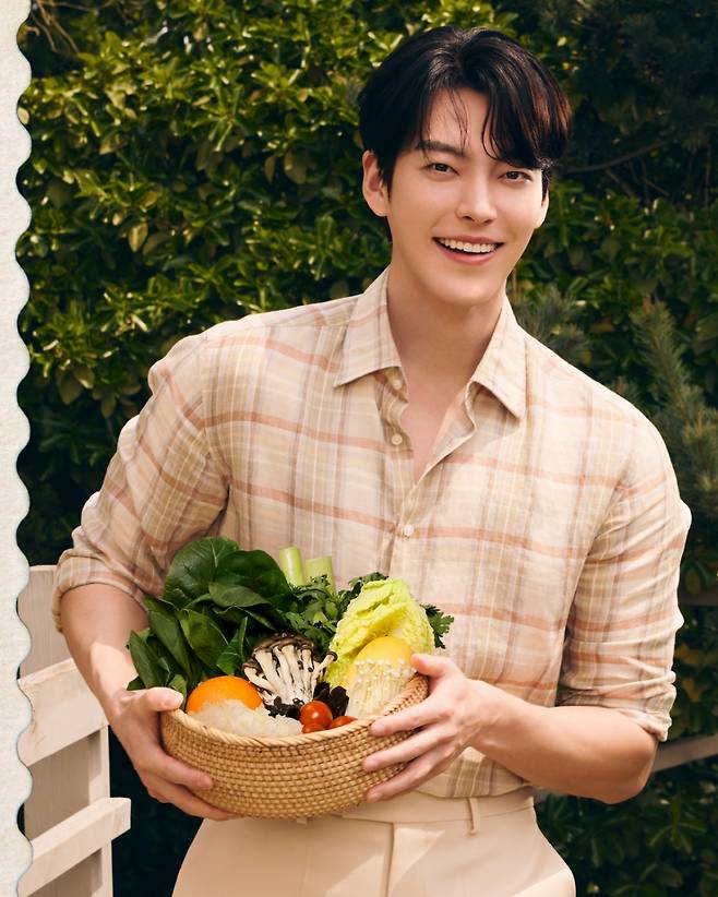 김우빈 /사진=샤브올데이 공식 인스타그램