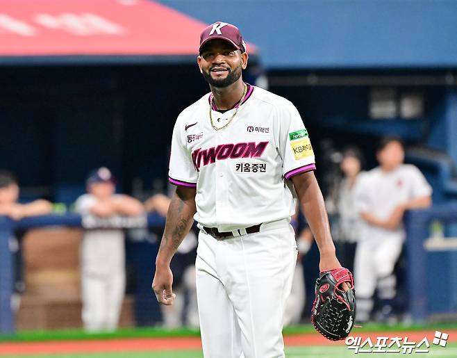 키움 히어로즈 외국인 투수 라울 알칸타라가 1일 서울 고척스카이돔에서 열린 2025 신한 SOL Bank KBO리그 두산 베어스와의 팀 간 8차전에 선발등판, 6이닝 6피안타 1볼넷 1사구 4탈삼진 무실점을 기록했다. 사진 김한준 기자